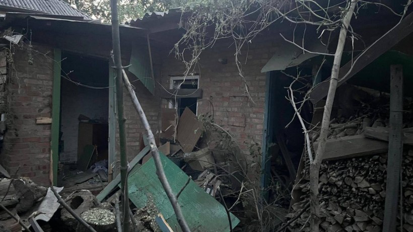 Двір будинку, зруйнований ворожим обстрілом