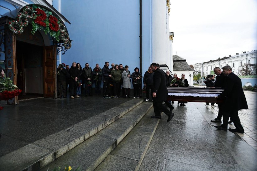 Труну загиблого журналіста заносять в собор