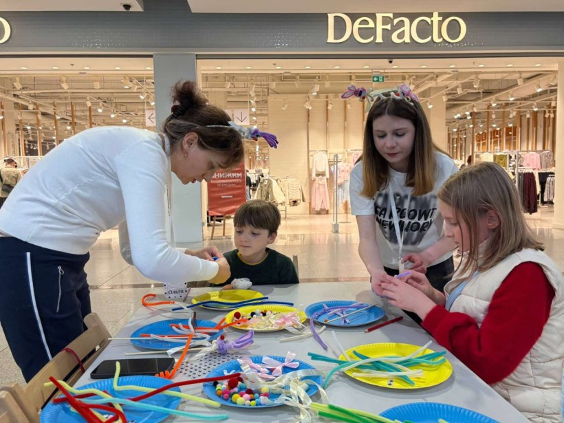Студенти Покровського педагогічного фахового коледжу під час
виготовлення освітньої гри для дітей.