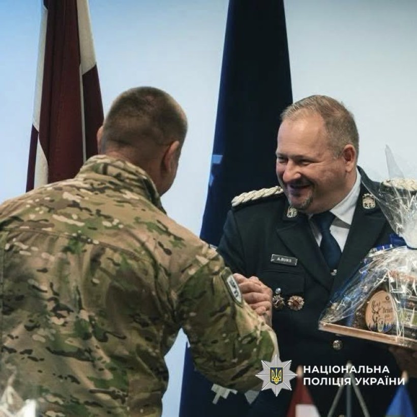 Латвійський полійейський вітає представника підрозділу "Білий Янгол"