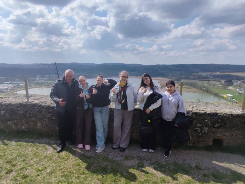 Спільне фото представників Сіверської громади, позаду австрійські гори.