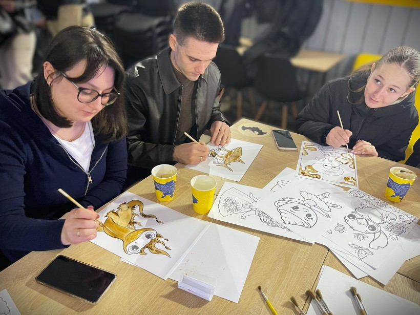 Представники громади розмальовують на майстер-класі