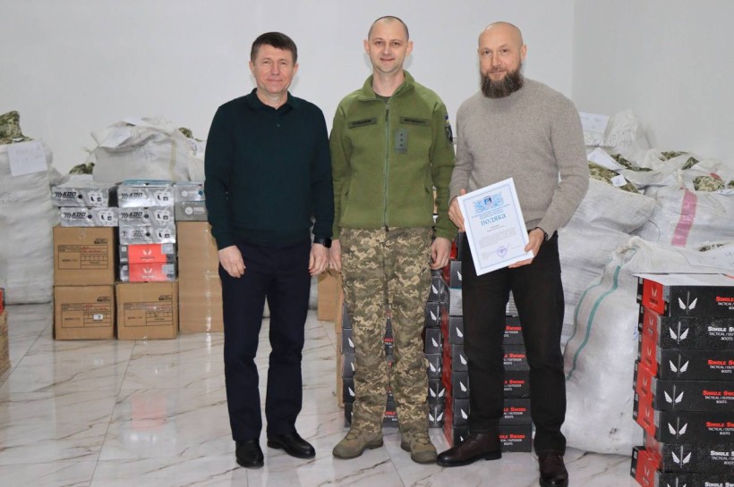 Волонтер з Києва, військовий та представник громади. Передача гуманітарної допомоги.