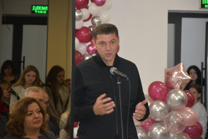 Урочисте святкування 70-річчя державного навчального закладу «Бахмутський центр професійно-технічної освіти». Атмосфера на фото урочиста і дружня. Присутні голова громада, педагогічні працівники та інші посадові особи.