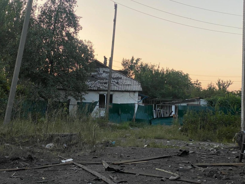 Зруйнована покрівля та паркан житлового будинку.