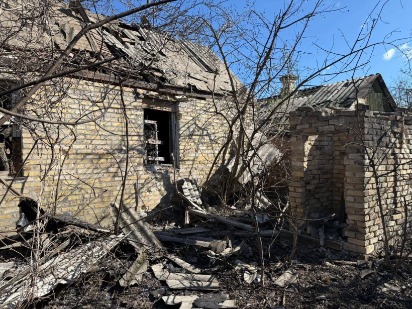 Пошкоджений будинок після ворожого обстрілу