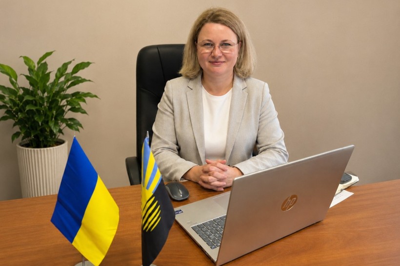Заступник керівника робочої групи Вікторія Точена за столом перед ноутбуком