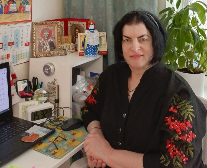 Учасниця онлайнового заходу сидить перед ноутбуком