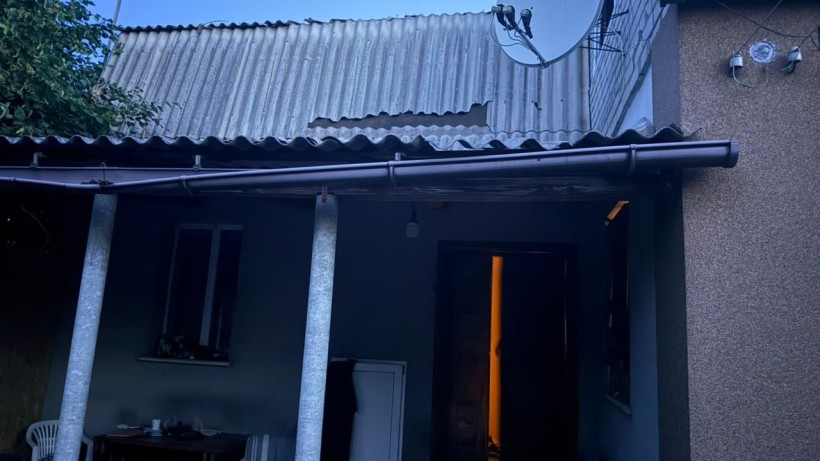 Житловий будинок, пошкоджений ворожим обстрілом.