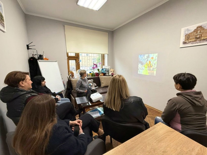 Група людей дивиться слайди під час заходу