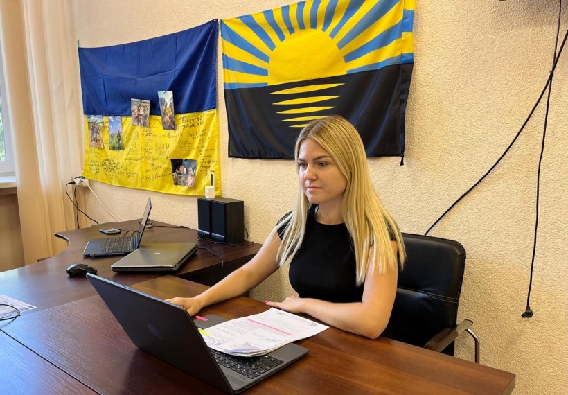 Заступник начальника управління – начальник відділу соціального захисту ветеранів та соціальної підтримки сімей загиблих управління з питань ветеранської політики облдержадміністрації Аліна Моісєєнко розповіла про соціальні гарантії, які надаються сім’ям зниклих безвісти за особливих обставин, дітям осіб, зниклих безвісти за особливих обставин, та військовослужбовцям, звільненим з полону на державному і обласному рівнях.