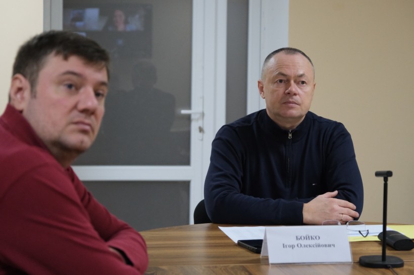 Заступник голови Донецької обласної державної адміністрації Ігор Бойко та начальник відділу інформаційно-комп'ютерного забезпечення Володимир Білокопитий на нараді з міністерством 