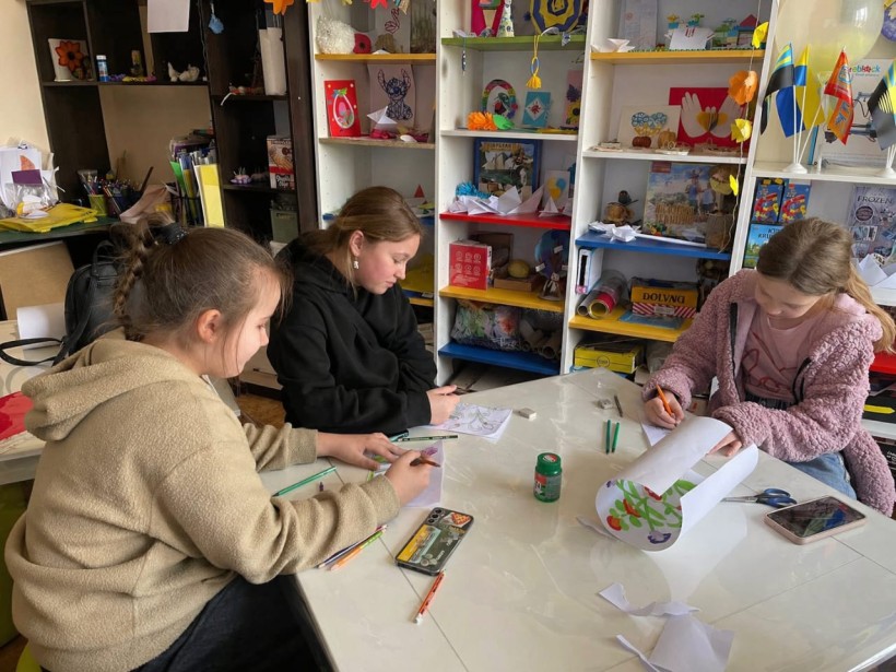 Вихованці Донецького обласного центру туризму та краєзнавства учнівської молоді під час заняття з малювання