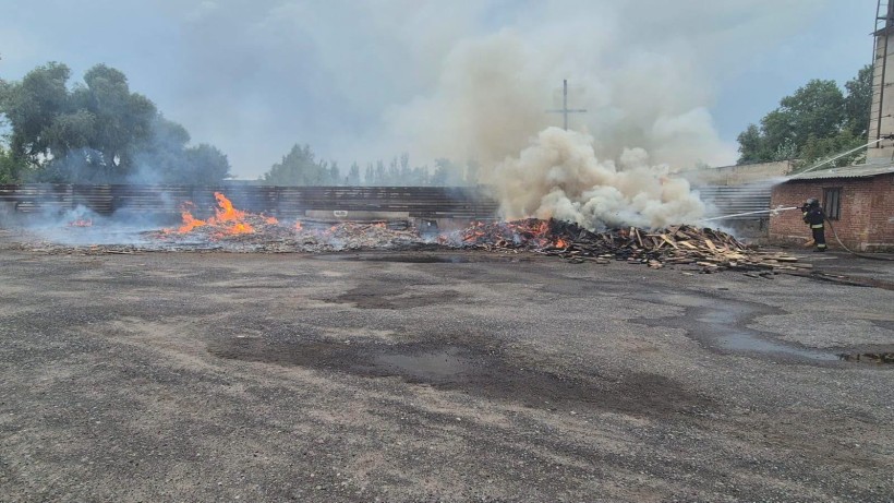 Пожежа на складі будівельних матеріалів після ворожого обстрілу