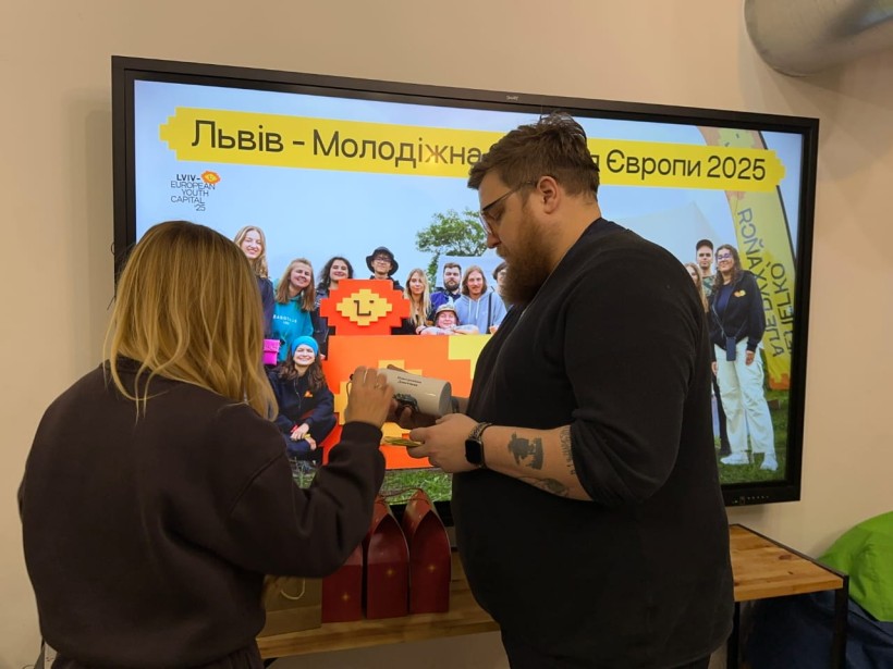 Павло Медина — лідер молодіжного руху, спілкується.