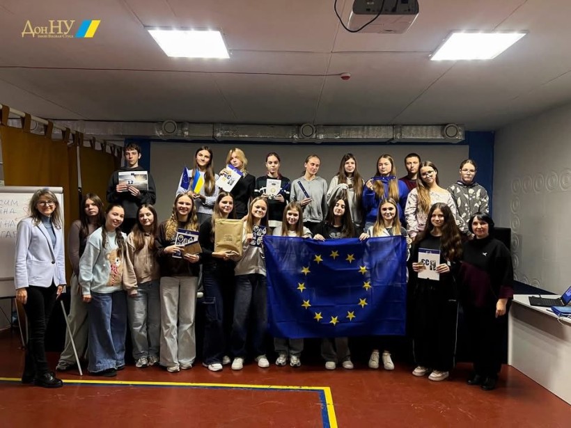 Студенти Донецького національного університету ім. Василя Стуса із прапором Європейського Союзу під час заходу, присвяченому Дням кар’єри