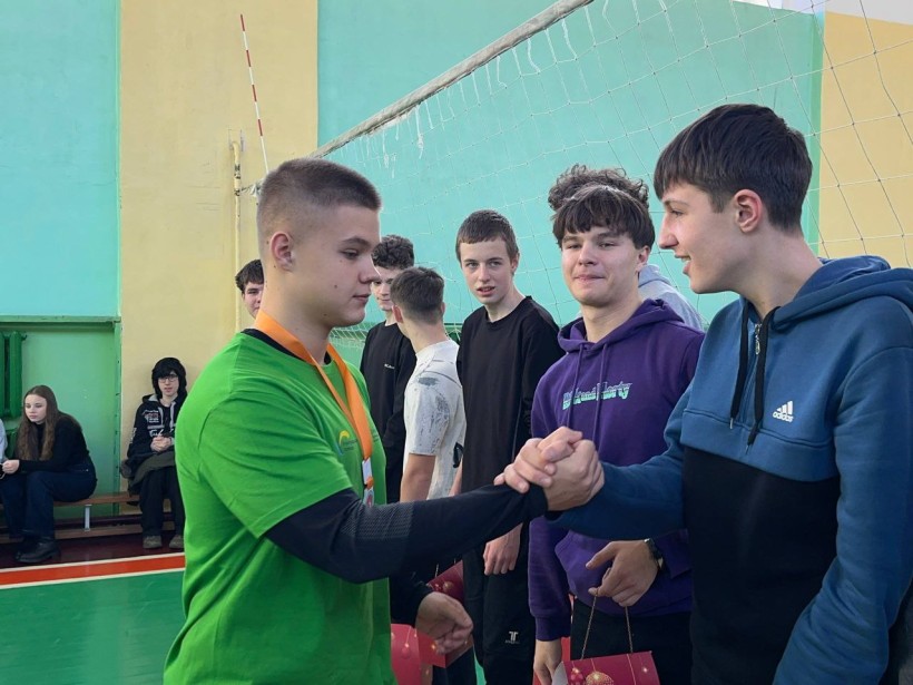 Хлопці тиснуть один одному руки.
Дія у спортивному залі.