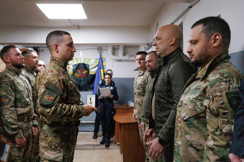 Поліцейський отримує нагороду від Вадима Філашкіна