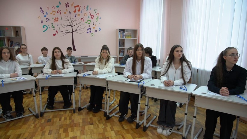 Учасники обласного урочистого заходу,  присвяченого Дню Державного Герба України