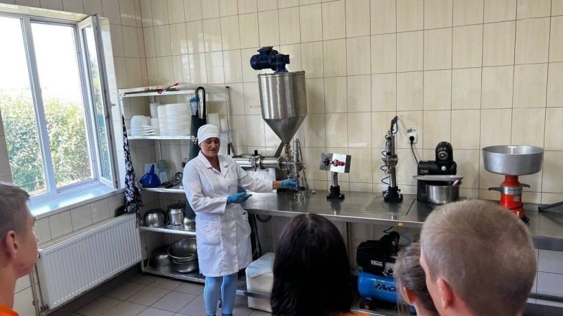Молодь Великоносілківської громади відвідує виробництво