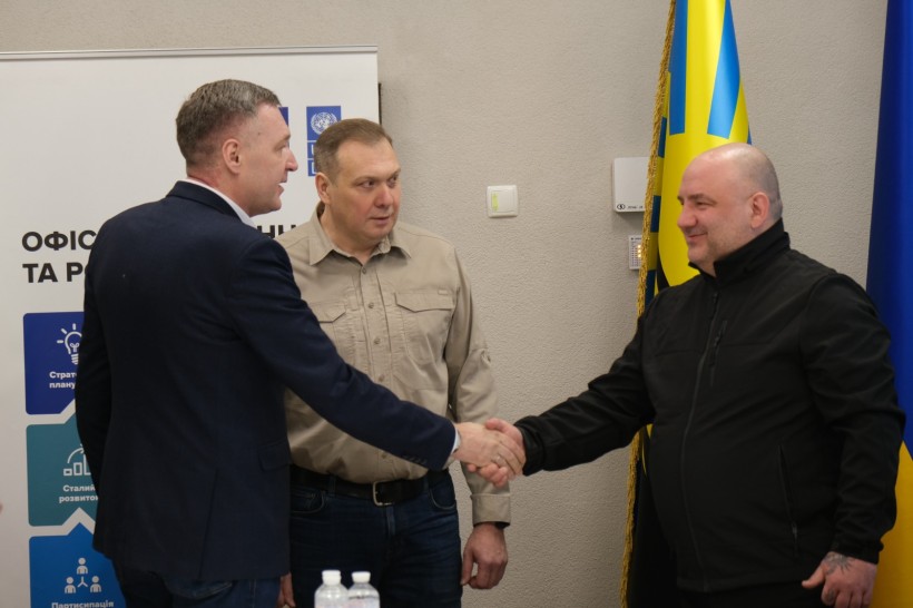 Начальник  Волноваської міської військової адміністрації
 Іван Лубінцець, приймає вітання. Представник адміністрації тисне йому руку.