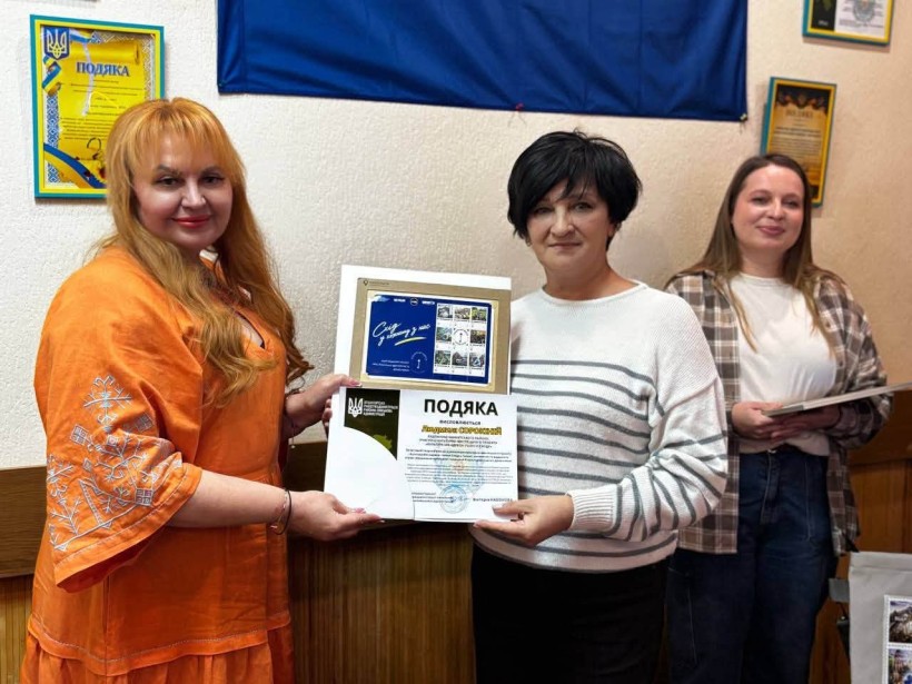 Вікторі Набокова вручає подяку організаторам проєкту