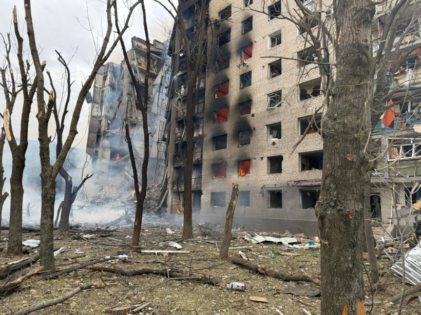 Багатоквартирний будинок палає після ворожого обстрілу