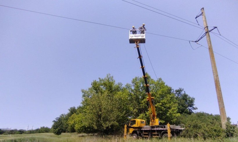 Енергетики лагодять пошкоджені електромережі