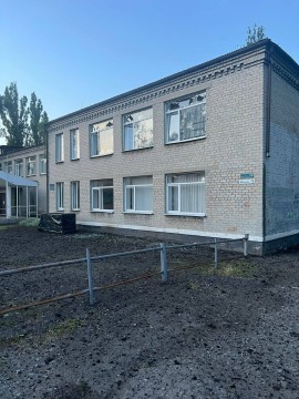 Адміністративна будівля, у якій обстрілом пошкодило вікна.