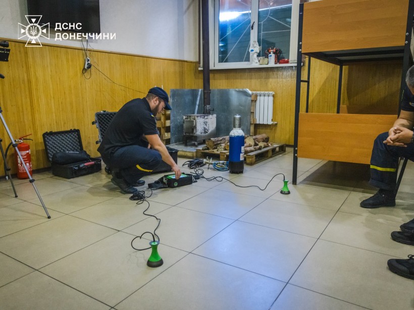 Демонстрація роботи акустичного пошуку за допомогою пристрою Vibraphone ASB 10 з ультрачутливими датчиками.