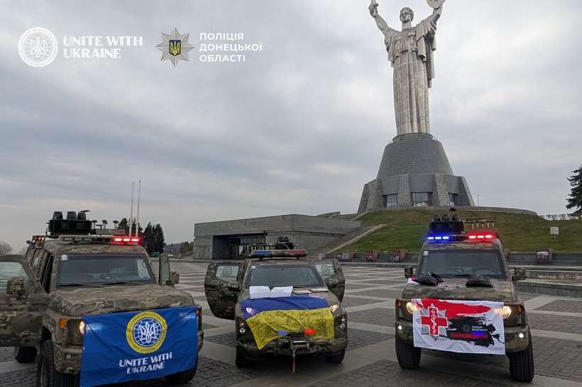 Три кейсеваки на площі в Києві