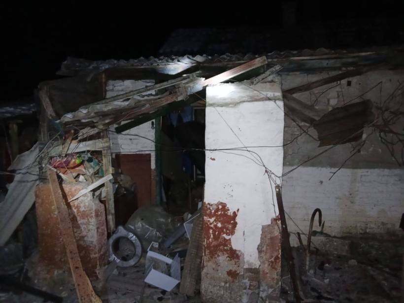 Зруйнований будинок після ворожого обстрілу