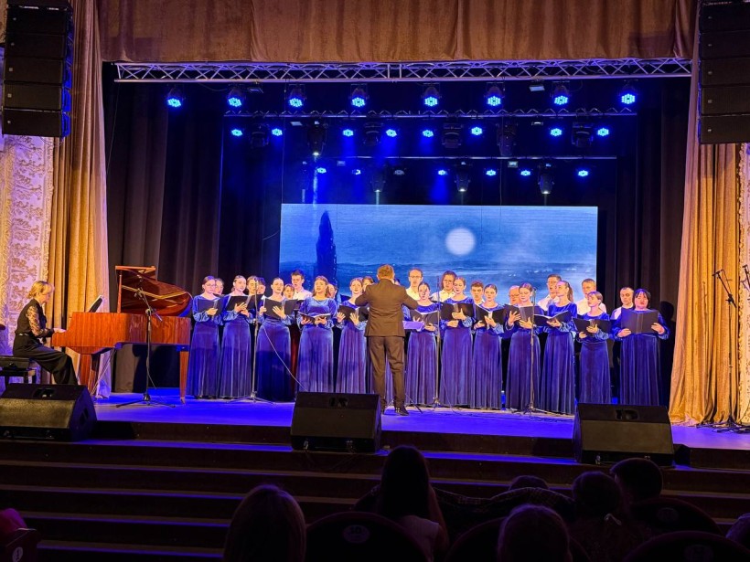Вокальний хор коледжу виконує композицію під фортепіано