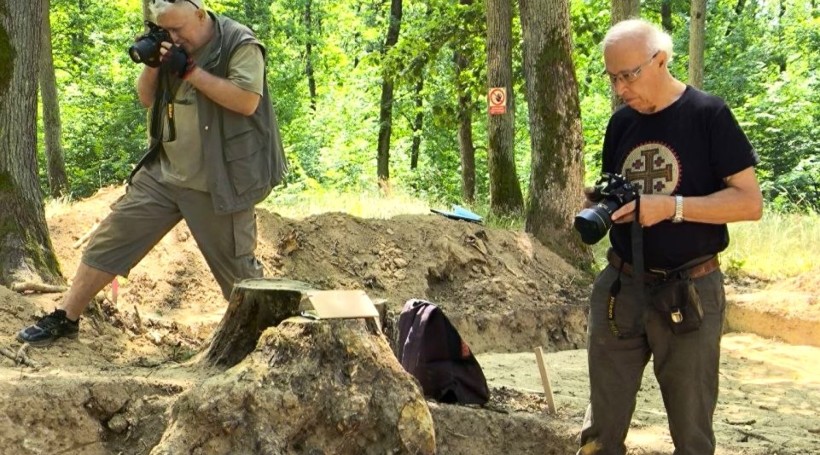 Викладачі фотографують місце розкопок