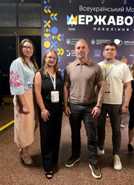 Представники молоді Донеччини з міністром молоді на спорту Матвієм Бідним на Всеукраїнському молодіжному форумі «Державотворец. Покоління стійкості».