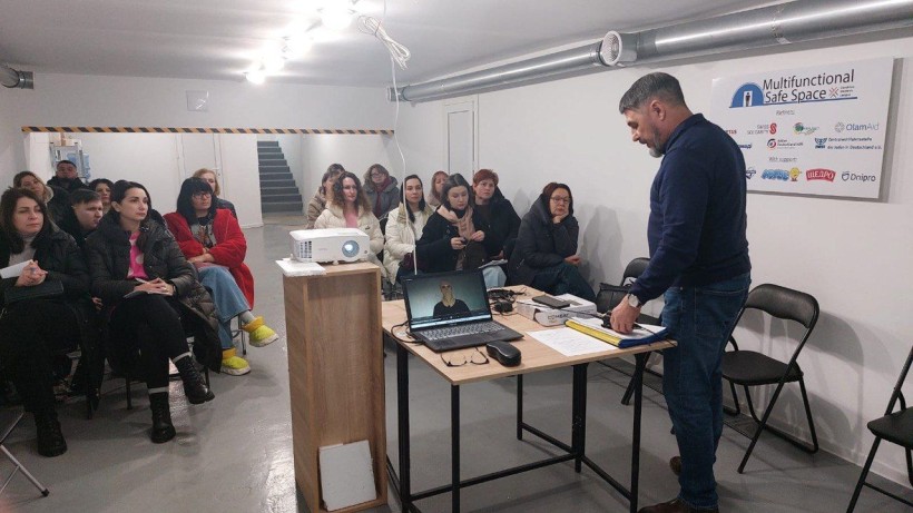 Учасники занять у навчальному приміщенні слухають інструкторів, опановують основи домедичної допомоги, тактичної підготовки, дій у надзвичайних ситуаціях та правил поведінки в екстремальних умовах.