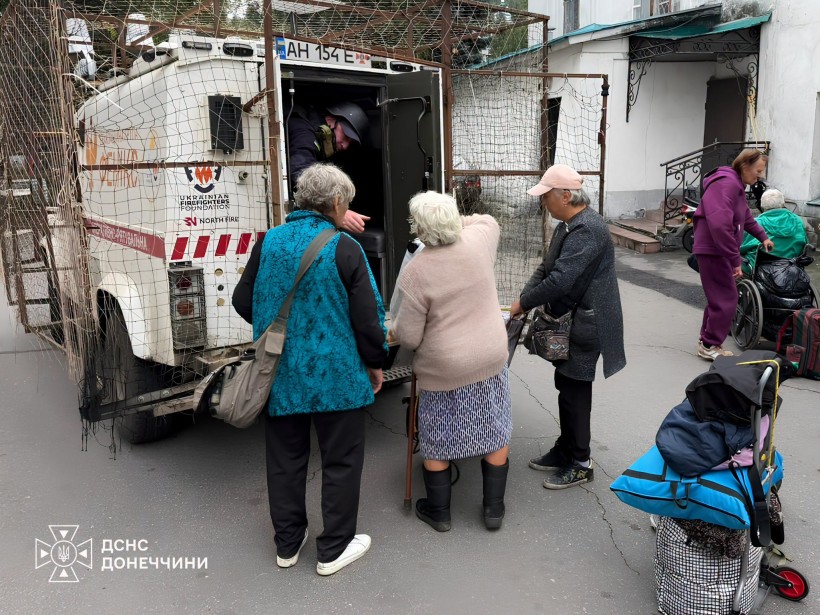Люди похилого віку вантажать речі в евакомобіль Фенікса