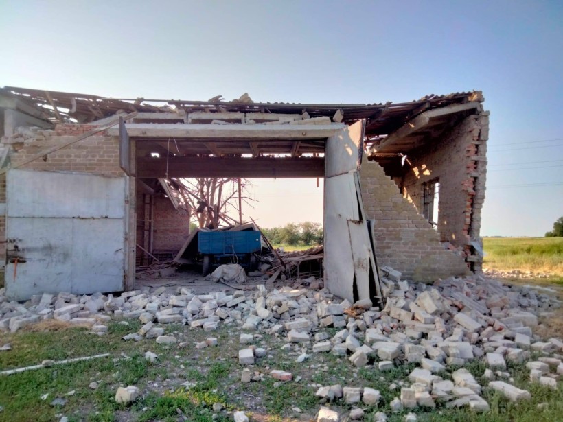 Гараж з вантажним автомобілем, зруйнований ворожим обстрілом.