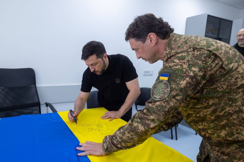 Президент України підписує прапор для медиків.