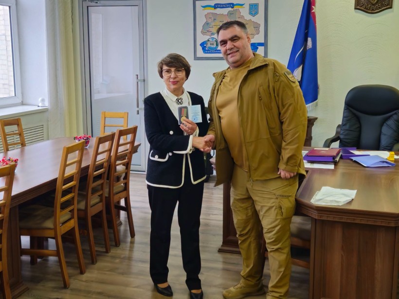 Начальник Авдіївської міської військової адміністрації Євген Удовенко  вручає нагороду