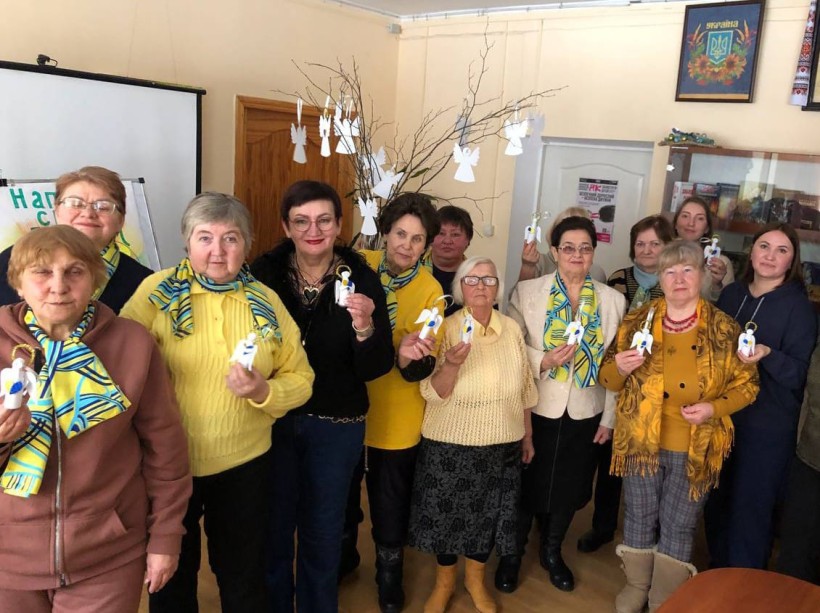 Учасники заходу на спільному фото з виготовленими янголами