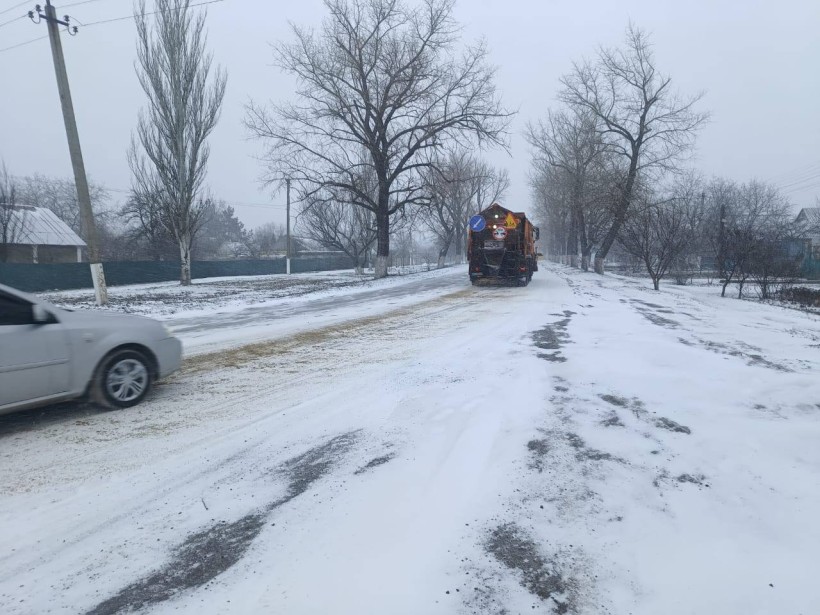 Техніка працює над посипкою автошляхів піско-сольовою сумішшю