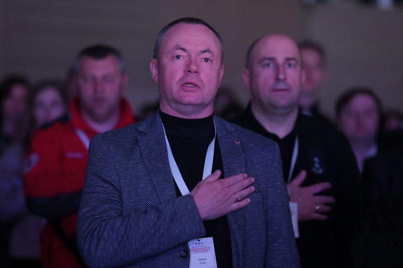 Заступник голови Донецької обласної державної адміністрації  Ігор Бойко, співає гімн України.