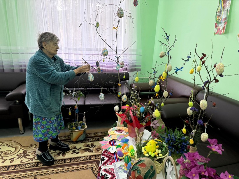 Мешканці прикрашають Великоднє дерево Миру