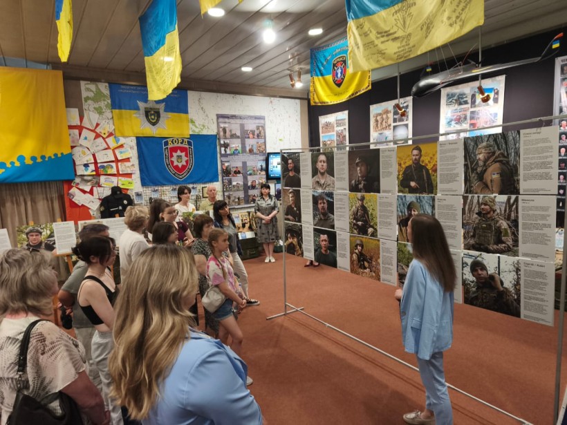 Відвідувачі дивляться експонати виставки