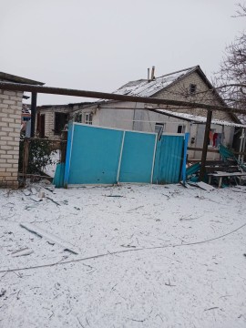 Пошкоджений будинок після ворожого обстрілу