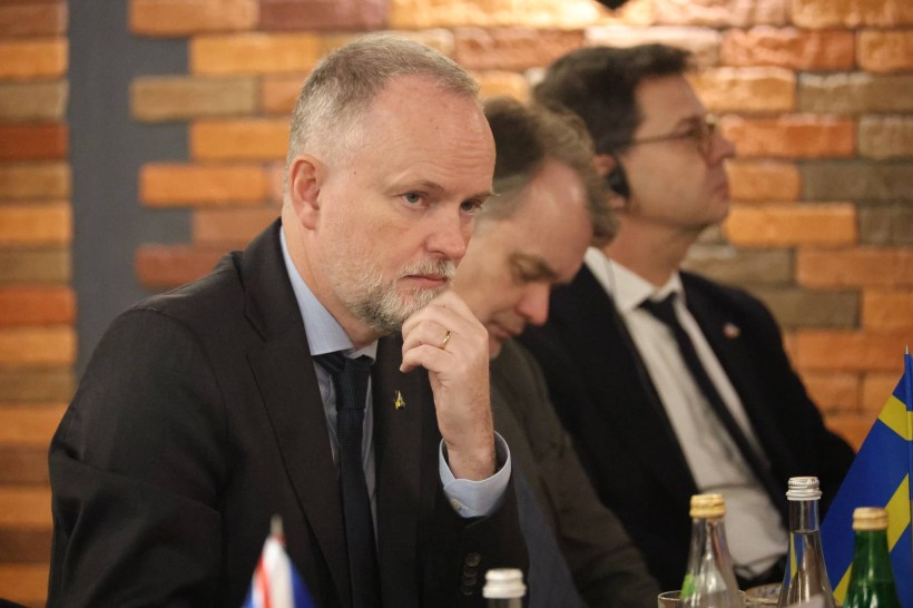 Представники іноземних делегацій слухають доповідь Вадима Філашкіна