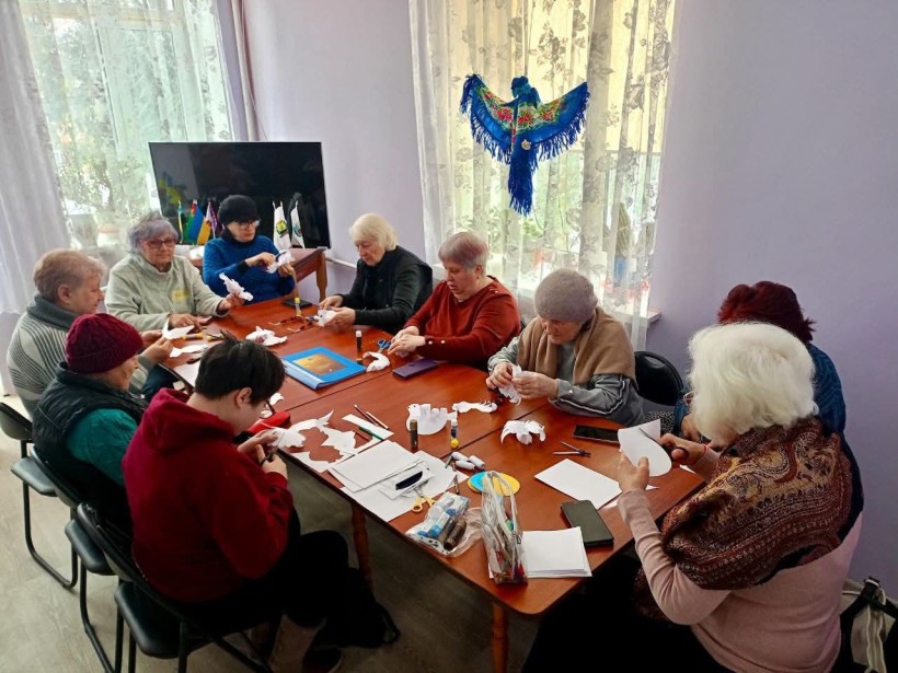 Жінки – переселенки створюють білих патріотичних голубів - знак бажання миру, спокою, непохитної віри у Перемогу, символ молитви за воїнів, майбутнє України та вшанування пам’яті полеглих героїв.