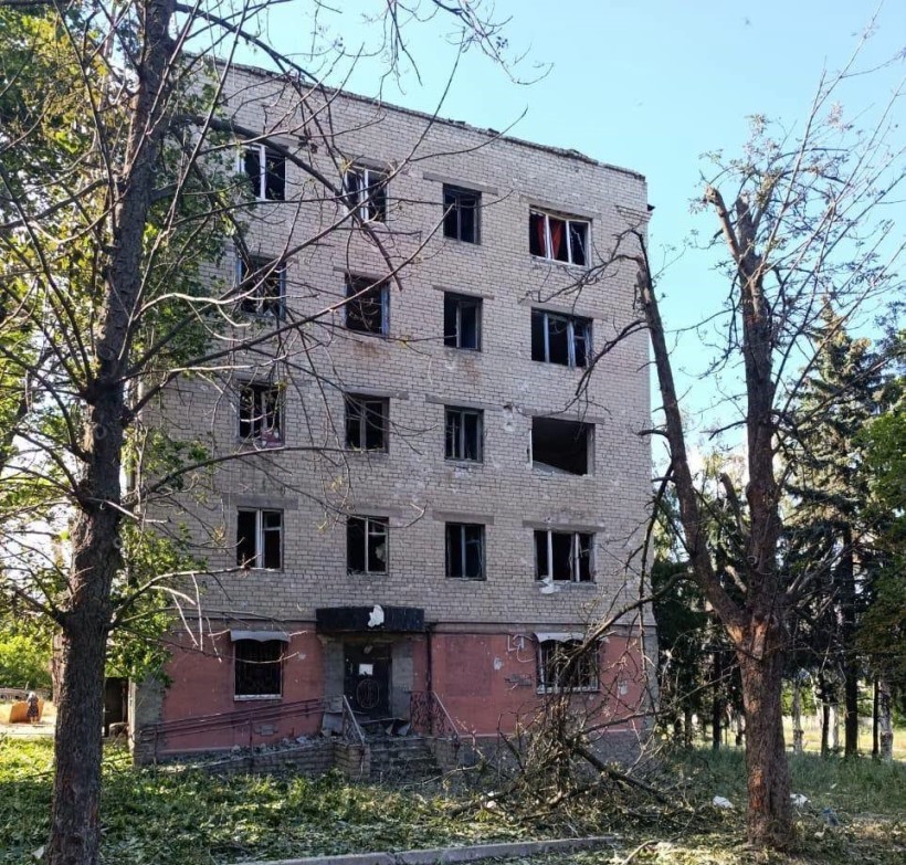 Пошкоджена багатоповерхівка після ворожого обстрілу