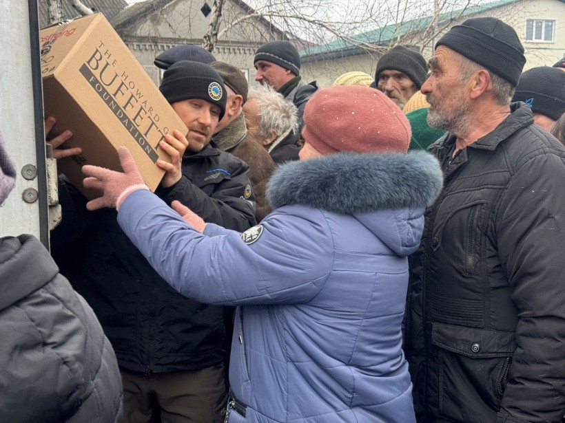 Представники Благодійної організації Благодійного фонду «GLOBAL EMPOWERMENT MISSION» GEM на постійній основі забезпечують мешканців Донеччини продуктовими наборами та питною водою, самостійно доставляючи допомогу у найвіддаленіші куточки області